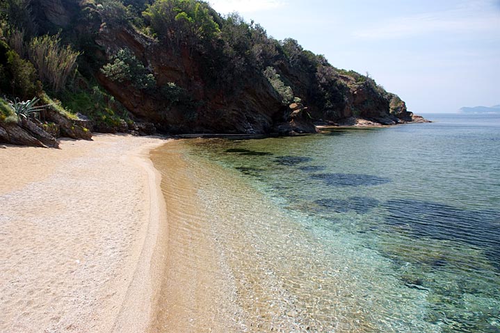 La spiaggetta sotto l'hotel Dino